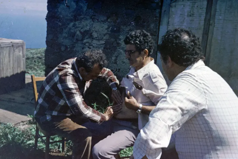 Curando empacho o padrejón.